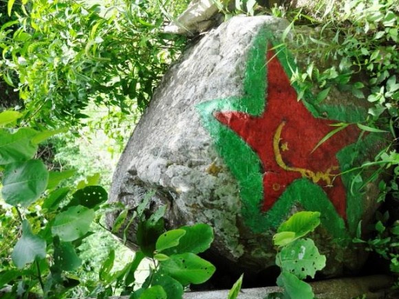 La piedra donde se parapetó el Che durante su último combate. No había otra a los alrededores por lo que no dudamos de la afirmación. Foto: Kaloian.
