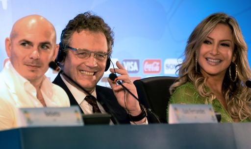 La cantante brasileña Claudia Leitte junto a su colega estadounidense Pitbull y el secretario general de la FIFA, Jerome Valcke (C), en rueda de prensa en el estadio Maracaná de Rio de Janeiro, el 23 de enero de 2014 Foto:AFP,/Vanderlei Almeida