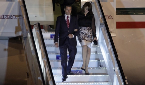 Enrique Peña Nieto y su esposa Angélica Rivera, al llegar a Cuba, el 27 de enero de 2014. Foto: AP
