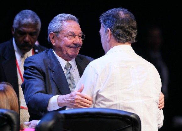 Raúl Castro saluda al presidente de Colombia, Juan Manuel Santos, en la clausura de la Cumbre de la CELAC. Foto: Ismael Francisco/ Cubadebate