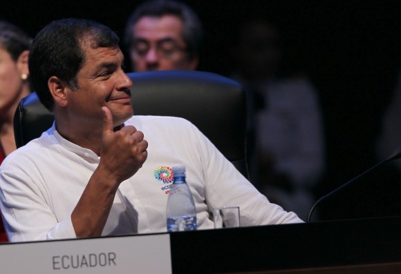 Reacción del Presidente Correa cuando Juan Manuel Santos lo felicita en la Cumbre. Foto: Ismael Francisco/ Cubadebate