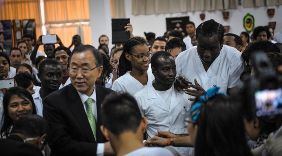 Ban Ki-moon rodeado de estudiantes de la ELAM. Foto: Adalberto Roque/ AFP/ Pool