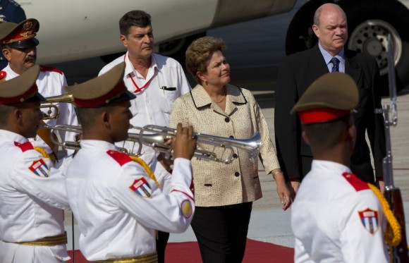 Dilma Rousseff a su llegada a La Habana. Foto: Ramón Espinosa/ AP