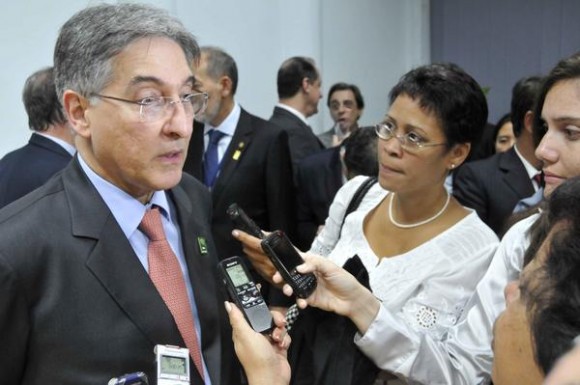 Fernando Pimentel (I), ministro de Desarrollo, Industria y Comercio Exterior de la República Federativa del Brasil, brinda declaraciones a la prensa, tras la firma de dos memorándum de entendimiento entre su país y Cuba, en la sede del ministerio de Comercio Exterior y la Inversión Extranjera (MINCEX), en La Habana,  el 27 de enero de 2014.  AIN FOTO/Roberto MOREJÓN RODRÍGUEZ
