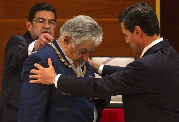 José Mujica recibe el "Águila Azteca" en grado de collar, de manos de su homólogo mexicano, Enrique Peña Nieto. Foto: Ramón Espinosa/ AP.