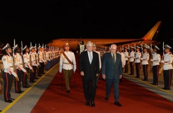 El recibimiento en La Habana a Sebastián Piñera. Lo recibe Rogelio Alarcón, Ministro de Educación Superior de Cuba. Foto: La Tercera