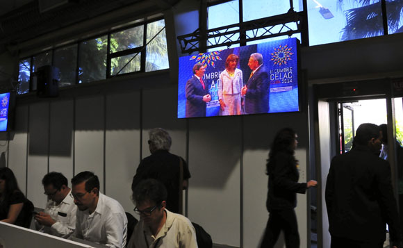Imagen capturada desde la Sala de Prensa, del momento en que Raúl y Bruno saludan a la Canciller de Colombia, Maríá Ángela Holguín. Foto: Ladyrene Pérez/ Cubadebate