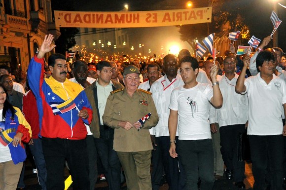 El General de Ejército Raúl Castro Ruz (C), Presidente de los Consejos de Estado y de Ministros, presidio la marcha de las Antorchas, en el homenaje a José Martí, en La Habana, el 27 de enero de 2014. AIN FOTO/Marcelino VAZQUEZ HERNANDEZ/