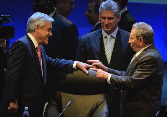 Raúl Castro y Sebastián Piñera. Foto: Adalberto Roque, Pool