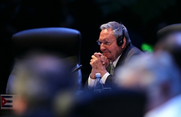 Raúl observa la intervención del Presidente Sebastián Piñera, en CELAC. Foto: Ismael Francisco/ Cuba