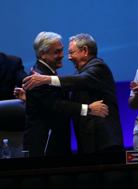 Abrazo entre Sebastián Piñera y Raúl Castro en CELAC. Foto: Ismael Francisco/ Cuba