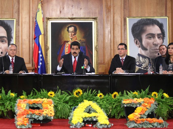 Instalación de la Conferencia de Paz. Prima el diálogo. En imagen el izquierda a derecha Diosdado Cabello, Presidente del parlamento, el Presidente Nicolás Maduro, el Vicepresidente Jorge Arreaza y Gladys Gutierrez, Presidente del Tribunal Supremo (Foto: Prensa Miraflores)
