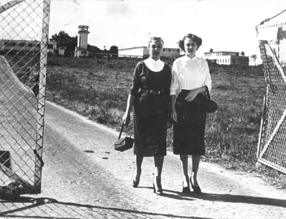 Salida de Haydée y Melba de la Cárcel de Mujerews de Guanajay, el 20 de febrero de 1954 Foto: Constantino Arias