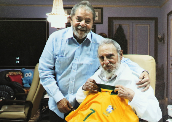 Lula entregó a Fidel una camiseta de la Selección de Brasil con el número 7. Foto: Publicada por el Instituto Lula.
