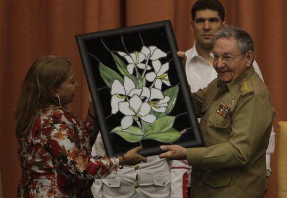 Presidente Raúl Castro destaca orgullo de Cuba por sus mujeres