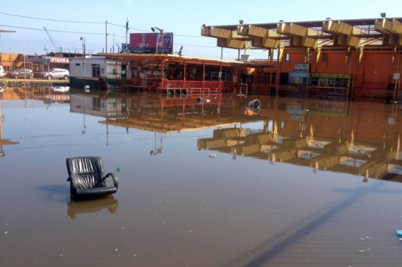 El mar ingresó unos 200 metros en Iquique. Foto: AFP
