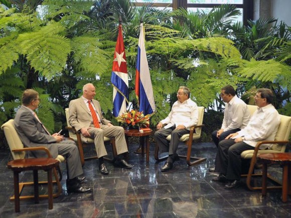 Raúl Castro recibió a Alexander Ivanovich Bastrykin, presidente del Comité de Investigaciones de la Federación de Rusia, 3 de abril de 2014. Foto: Estudios Revolución