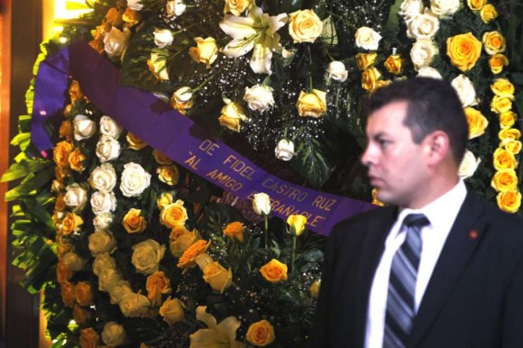 Fidel ha enviado una corona de flores en la que se lee la dedicatoria: 