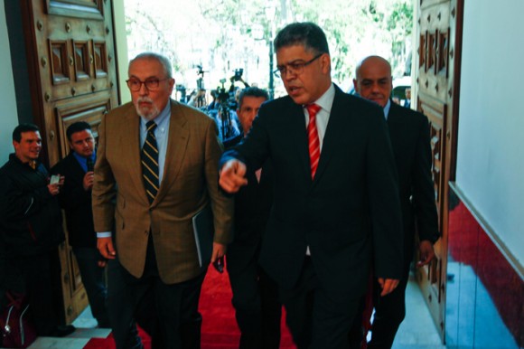 Ramón Guillermo Aveledo (I) y el canciller Elías Jaua (D) a la entrada de la casa amarilla previo a la reunión. Foto: Prensa Miraflores