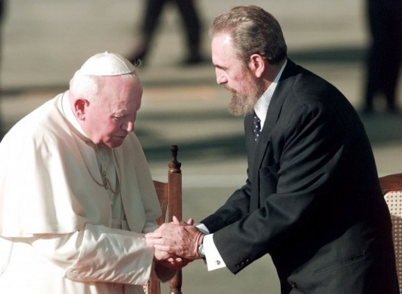 El Papa Juan Pablo II saluda al presidente cubano Fidel Castro el 21 de enero de 1998 después de que el líder de la Revolución diera su discurso de bienvenida en el Aeropuerto Internacional José Martí, en La Habana.