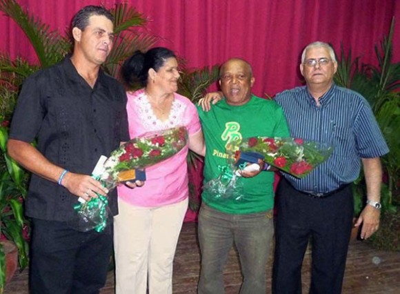 Alfonso Urquiola y Yosvani Torres fueron homenajeados en el escudo pinareño. Foto: Periódico Guerrillero