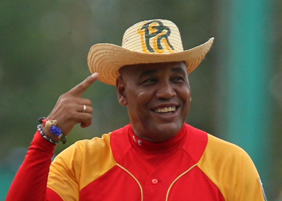 Víctor sonriente con un sombrero pinareño antes de iniciar el partido. Foto:Ismael Francisco/Cubadebate