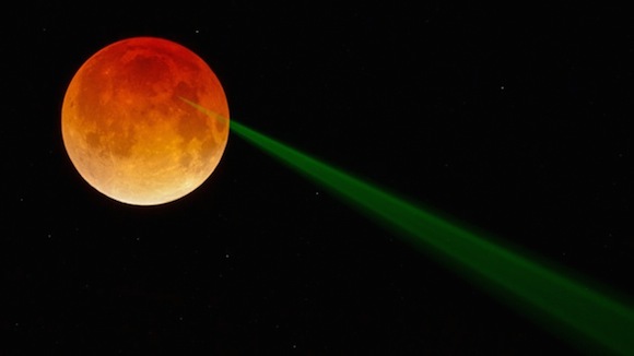 Este experimento con láser durante un eclipse total utiliza la Tierra como un interruptor de la luz cósmica.  Foto: NASA