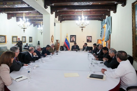 El Presidente Nicolás Maduro en la reunión para establecer el diálogo con la oposición, con el apoyo de UNASUR. Foto Prensa Miraflores.