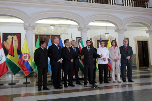 El Presidente Nicolás Maduro en la reunión para establecer el diálogo con la oposición, con el apoyo de UNASUR. Foto Prensa Miraflores.