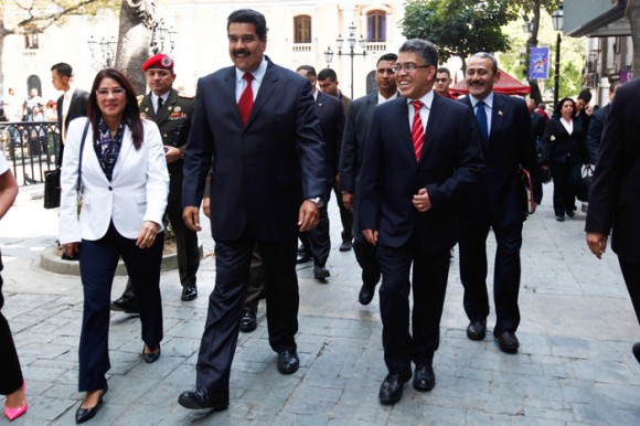 El Presidente Nicolás Maduro llega a la cancillería para establecer, con apoyo de la UNASUR, el diálogo de la oposición. Foto Prensa Miraflores.