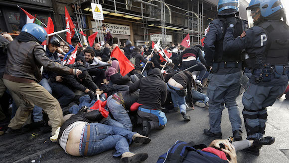 En la capital italiana han sido detenidos al menos 80 personas que participaban en las protestas contra las medidas de austeridad del Gobierno y contra la instalación en Sicilia de una parte de sistema de comunicaciones de seguimiento naval de EE.UU. Foto: Gregorio Borgia/ AP.