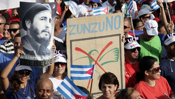 El ZunZuneo también llegó al Primero de Mayo. Esta es la respuesta del pueblo de Cuba. Foto: Ismael Francisco/ Cubadebate.