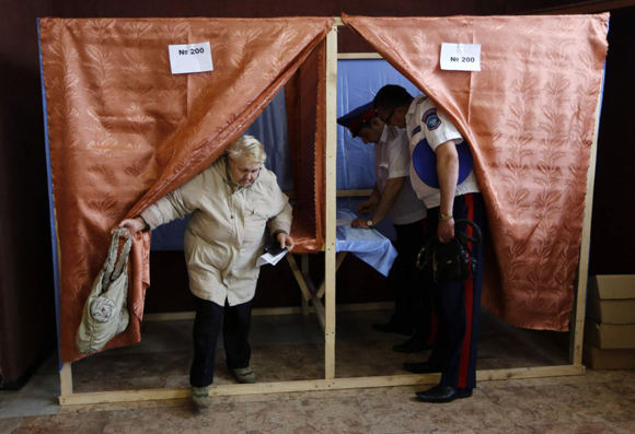 Dos funcionarios de la defensa civil votan en un colegio electoral en Slaviansk. Foto: Reuters