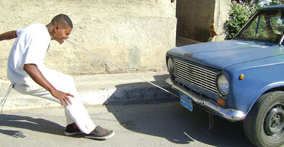 Un cubano lograr halar autos con la fuerza de su mandíbula