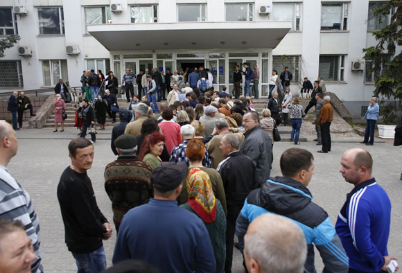 La gente se coloca en fila para entrar en un colegio electoral. Foto: Reuters.