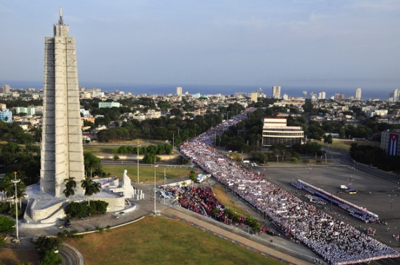 Multitudinario desfile de este 1 de Mayo. Foto. Roberto Garaicoa Martinez/Cubadebate