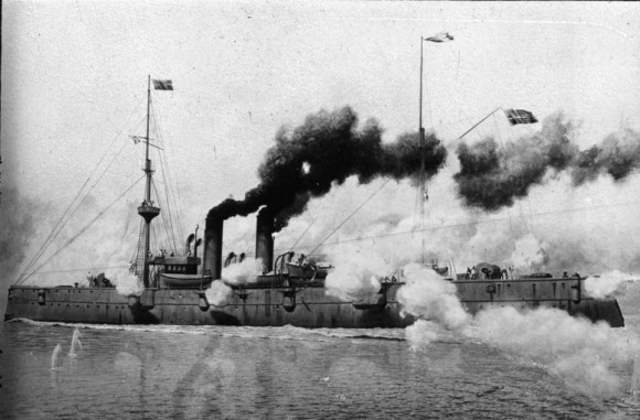 El USS Raleigh en acción en 1898 El crucero participó en la batalla de la bahía de Manila Cavite el 01 de mayo 1898