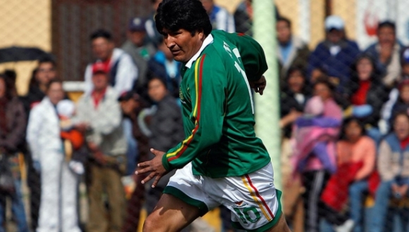 Evo Morales es ya jugador de fútbol profesional