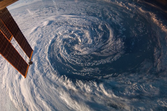 La Expedición de 39 tripulantes a bordo de la Estación Espacial Internacional utiliza una lente de 14mm en una cámara fotográfica digital para fotografiar esta tormenta pre - invierno situada justo frente a la costa del suroeste de Australia el 29 de marzo de 2014. Un panel solar de la estación orbital se encuentra en el lado izquierdo del bastidor. Foto: NASA
