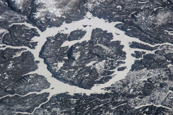 Una de las Expedición 38 tripulantes a bordo de la ISS registró esta imagen del cráter Manicouagan y el depósito se localiza principalmente en Manicouagan Municipio regional del condado de Quebec , Canadá, el 2 de enero de 2014. Los científicos creen que el cráter fue causado por el impacto de un 5 km ( 3 millas ) de diámetro asteroide hace unos 215,5 millones años ( Triásico ) . El cráter tiene una estructura de múltiples anillos alrededor de 100 km ( 60 millas) de ancho, con su anillo interior como su característica más destacada ; contiene un lago de 70 km ( 40 millas ) de diámetro anular , el Manicouagan Embalse , que rodea a una meseta de la isla interno , René - Levasseur Island. (NASA )
