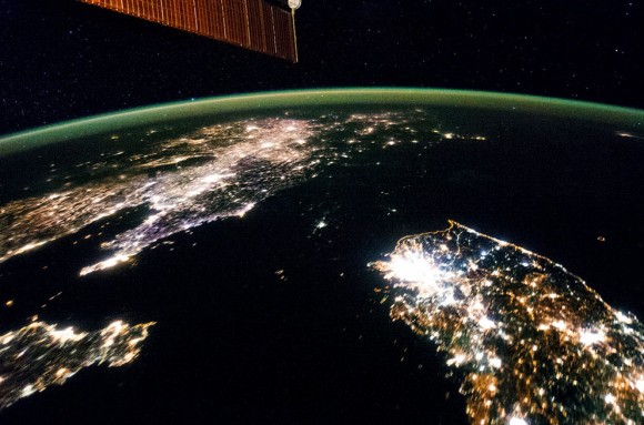La oscuridad de Corea del Norte. Volando sobre el Este de Asia , un miembro de la tripulación Expedición 38 de la ISS tomó esta imagen nocturna de la Península de Corea , el 30 de enero de 2014. A diferencia de las imágenes de luz , luces de la ciudad en la noche ilustran dramáticamente la importancia económica relativa de las ciudades , como se mide por el tamaño relativo. En este punto de vista al norte de futuro , es obvio que una mayor Seúl , Corea del Sur , es una ciudad importante y que el puerto de Gunsan es menor en comparación. Corea del Norte (centro ) es casi completamente oscuro en comparación con la vecina Corea del Sur y China ( parte superior izquierda) . La tierra oscura aparece como si fuera un parche de agua uniéndose el Mar Amarillo hasta el Mar de Japón . La capital, Pyongyang ( centro), se presenta como una pequeña isla , a pesar de una población de 3.260.000 (en 2008 ) . La emisión de luz de Pyongyang es equivalente a las ciudades más pequeñas en Corea del Sur. Las costas son a menudo muy evidente en la noche las imágenes , como se muestra por la costa oriental de Corea del Sur. Pero la costa de Corea del Norte es difícil de detectar. Estas diferencias se ilustran en el consumo de energía per cápita en ambos países, con Corea del Sur en 10.162 kilovatios hora y Corea del Norte en 739 kilovatios hora . (NASA)