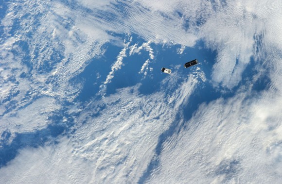 Un conjunto de CubeSats NanoRacks es fotografiada por un miembro de la tripulación Expedición 38 después de la implementación de la NanoRacks Lanzador unido al extremo del brazo robótico japonés el 25 de febrero de 2014. El programa CubeSats contiene una variedad de experimentos tales como observaciones de la Tierra y avanzados prueba electrónica. Una parte azul y blanco de la Tierra sirve de fondo a la escena. (NASA ) 