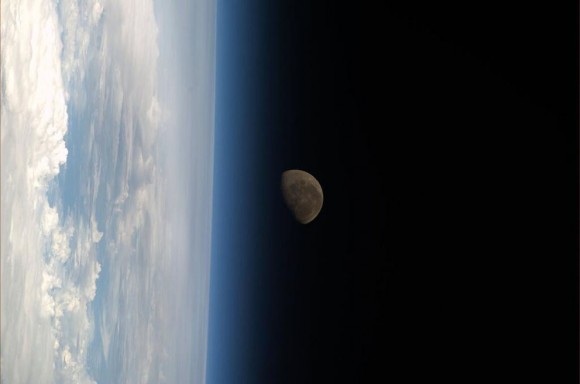 La luna , por encima de la extremidad de la Tierra, vista desde la ISS el 21 de febrero de 2014. ( Koichi Wakata / NASA) 