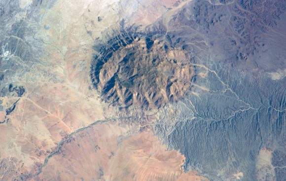estructura de la montaña en el centro de Namibia. 15 de mayo 2014 . (NASA )