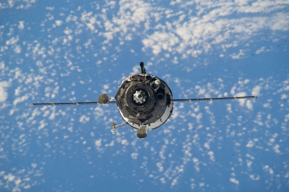 27 de marzo 2014 - Una vista desde la Estación Espacial Internacional muestra la nave espacial Soyuz TMA -12M , poco antes del acoplamiento de los dos vehículos en órbita. (NASA )