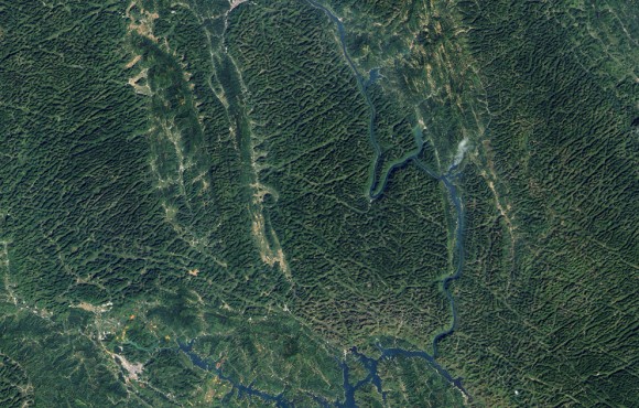  La operativa Land Imager en el satélite Landsat 8 tomó esta imagen de montañas de piedra caliza en China el 8 de octubre de 2013. La imagen muestra parte de la provincia de Guangxi, en el sureste de China , un excelente ejemplo de la geología kárstica . (Robert Simmon / USGS Earth Explorer )