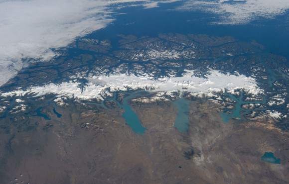 Un panorama de la Patagonia Sur Campo de Hielo fue fotografiada por un miembro de la tripulación Expedición 38 a la ISS en uno de los días claros raras en el sur de las montañas de los Andes , 13 de febrero de 2014. Con una superficie de 13.000 kilómetros cuadrados, el campo de hielo es el más grande capa de hielo templado en el hemisferio sur. Las tormentas que se arremolinan en la región del Océano Pacífico sur (arriba) traer la lluvia y la nieve (equivalente a un total de 11.2 metros de lluvia al año ) que resulta en la acumulación de la capa de hielo que se muestra aquí . (NASA )