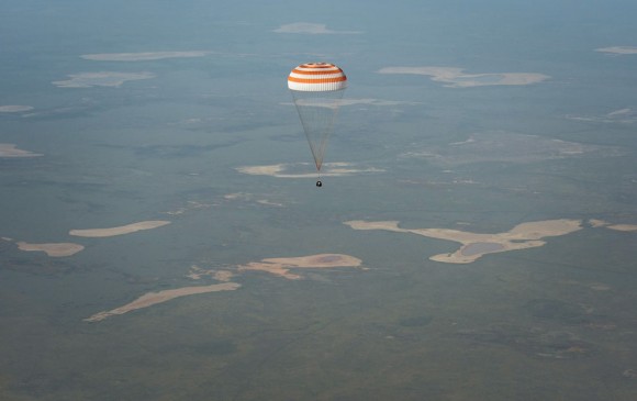La nave espacial Soyuz TMA- 11M se desplaza hacia la Tierra con la Expedición 39 Comandante Koichi Wakata de la Agencia de Exploración Aeroespacial de Japón (JAXA ) , Soyuz Comandante Mikhail Tyurin de Roscosmos , y el ingeniero de vuelo Rick Mastracchio de la NASA, cerca de la ciudad de Zhezkazgan , Kazakhstan el 14 de mayo , 2014 . Wakata , Tyurin y Mastracchio regresaron a la Tierra después de más de seis meses a bordo de la ISS. (NASA / Bill Ingalls ) 