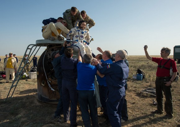 Expedición 39 Comandante Koichi Wakata se ayudó de la Soyuz Cápsula sólo minutos después de que él y Soyuz Comandante Mikhail Tyurin , y Rick Mastracchio de la NASA, aterrizó en su nave espacial Soyuz TMA- 11M , en Kazajstán , el 14 de mayo de 2014. (NASA / Bill Ingalls )