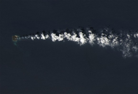 El 30 de marzo de 2014, la Tierra Imager operacional del satélite Landsat 8 capturó esta imagen de Nishino -shima , que se encuentra unos 1.000 km ( 600 millas ) al sur de Tokio, en la cadena de las Islas Ogasawara ( Bonin ) . Cuatro meses antes, una nueva isla volcánica surgió a sólo 500 metros de la costa de Nishino -shima , y ahora los dos se han fusionado en una sola isla . ( Imagen del Observatorio Terrestre de la NASA por Jesse Allen y Robert Simmon , usando datos de Landsat de la exploración de la Tierra USGS)